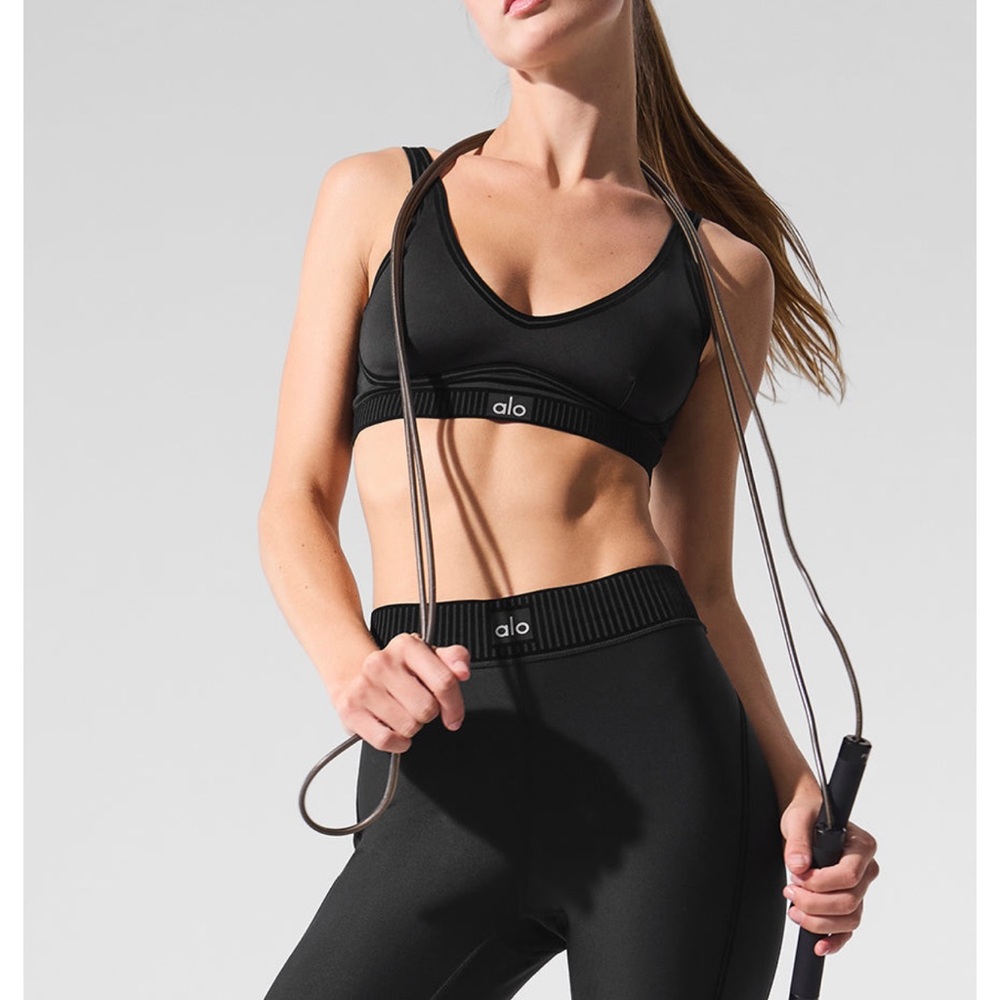 ALO Yoga Airlift Line Up Bra- Black